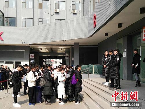 "Candidates who participated in the Third Test of Beijing Film Performance Academy are waiting outside the examination room. <a